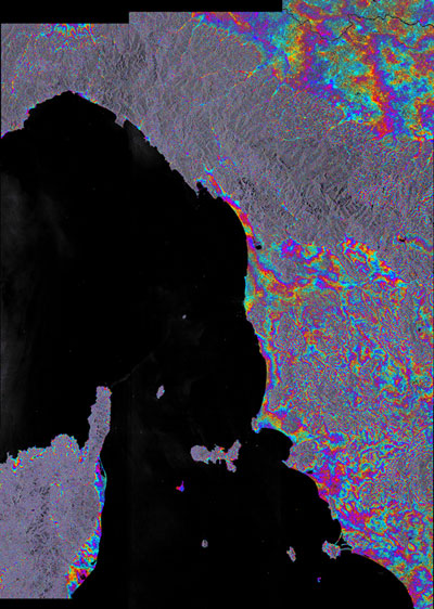 Образец интерферограммы, рассчитанной по интерферометрической паре снимков Sentinel-1А в режиме TOPSAR (Interferometric Wide Swath) от 7 и 19 августа 2014 г. Италия, Генуэзский залив (по центру), долина реки По (справа), острова Эльба и Корсика (по центру и слева соответственно).